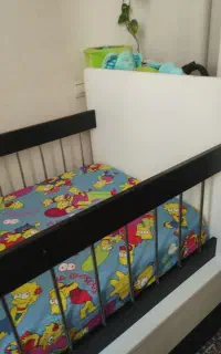 یک عدد تخت گهواره ای و میز تحریر