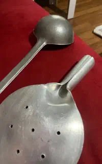 ملاقه و کفگیر روحی ولگن استیل و‌کوزه بزرگ شمال