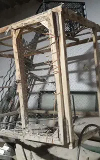 قفس چوبی قدیمی محکم