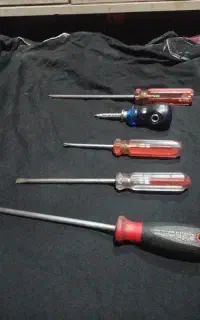 تعدادی اچار و امبر قفلی و میخکوب درحد نوو