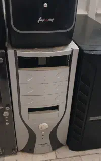 جمع آوری خریدار کامپیوتر  قدیمی از کار افتاده