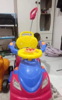 ماشین و صندلی پلاستیکی