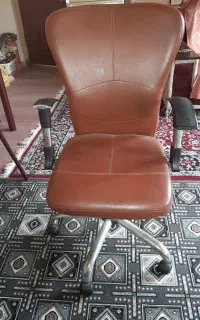 صندلی اداری .روکش چرمه .به علت نداشتن فضا