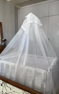 تخت کنار مادر