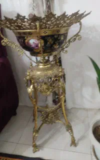 جا میوه ای ایستاده کنار سالنی  انتیک