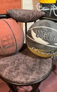 دو توپ بسکتبال