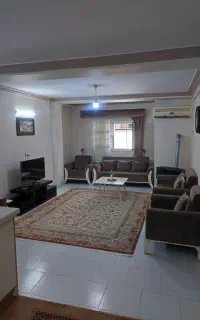 پرده همراه با کتیبه وپشت پنجره ای
