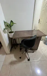 میز تحریر و صندلی چرخ دار کاملا سالم فقط ۵میلیون