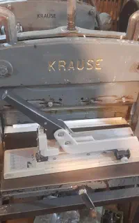 منگنه وسط زن کتاب صحافی