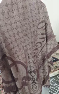 تعدادی شال و روسری و لباس و شلوار