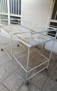میز کار و چهار پایه فلزی
