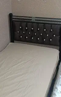 تخت یکنفره کاملا سالم در حد نو همراه تشک رویال