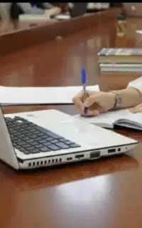 به یک خانم کارآموز برای دفتر پیشخوان