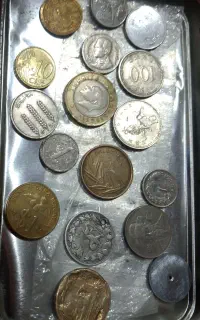 سکه و اسکناس های قدیمی ظرف و دوربین وغیره