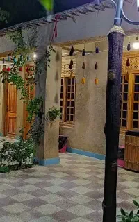 کارگر با خانواده در مجتمع گردشگری فاروق