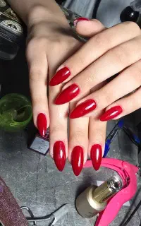 اموزش و خدمات کاشت ناخن