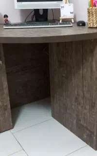 میز تحریر و کامپیوتر لبه گرد