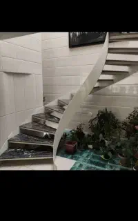 ساخت انواع پله های گِرد، مُعلق و...درغرب کشور