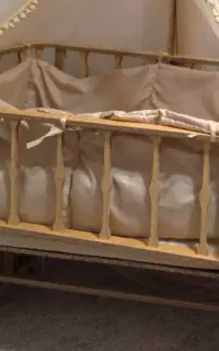 تخت کنار مادر