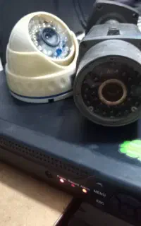 تعدادی دوربین مداربسته و متعلقات