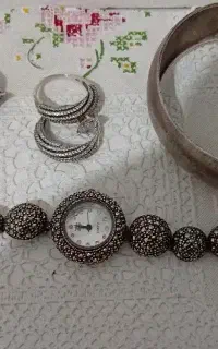 سلام یک دستبند ویک ساعت وحلقه پشت حلقه ویک انگشتر