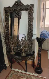 آیینه و کنسول و گلدان