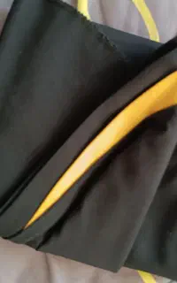 مقنعه مشکی با نوار زرد رنگ
