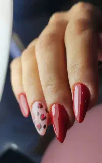 آموزش کاشت ناخن و طراحی ناخن