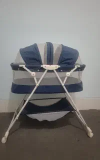 گهواره و تخت کنار مادر