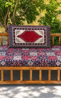 تعدادی تخت چوبی به فروش می‌رسد