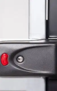 نصب دستگیره  و درب باز کن حیاط