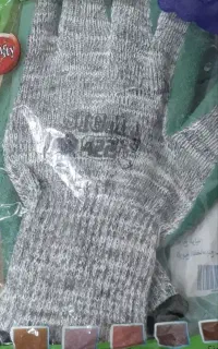 دستکش و جعبه چوبی