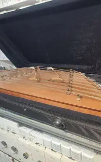 سنتور در حد نو به همراه کیف مضراب و آچار کوک