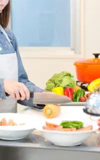 پرستار خانم جهت اماده کردن غذا