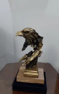 مجسمه عقاب