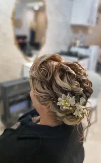 میکاپ شینیون ۱۳۰۰ کاشت ناخن۵۰۰ مژه۵۵۰