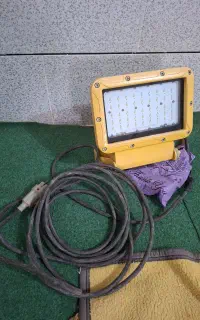 نور افکن پروژکتور بهمراه کابل و دوشاخ گلابی