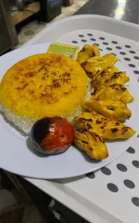 تهیه غذای ایرانی و محلی لیام