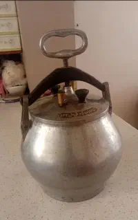 زودپز قدیمی بزرگ
