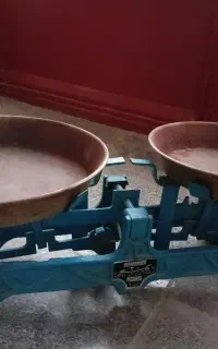 ترازو قدیمی همراه با سنگ ترازو