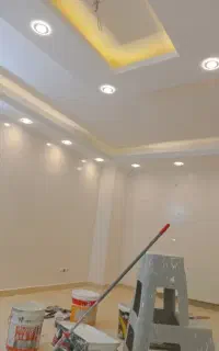 رنگ آمیزی ساختمان انجام می‌شود