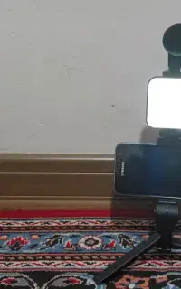 سه پایه ی میکروفون دار