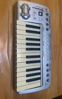 میدی کنترلر behriner UMX25