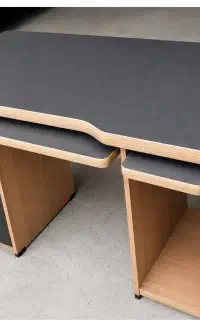 میز تحریر و کامپیوتر