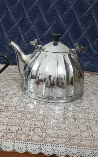 یک کتری یک قوری برنجی روسی