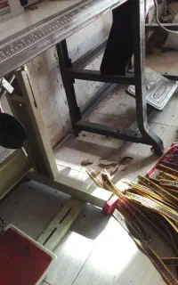 تاج نرده پشت شیشه