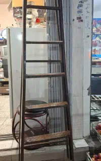 نردبان قدیمی محکم و قابل تاشو