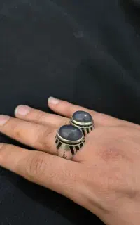 انگشتر نقره با نگین عقیق سوسنی معدنی