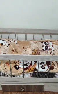 تخت گهواره ای و کمد بچه نو و سالم