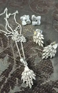 یک نیم ست نقره و یک جفت گوشواره ی نقره